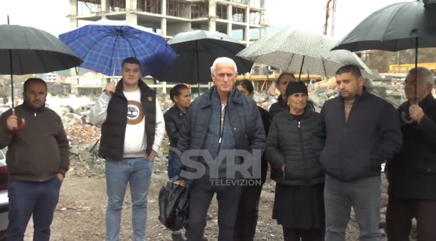 VIDEO/ Banorët e Laprakës dhe '5 majit' vijojnë protestat, nuk i ndal as shiu