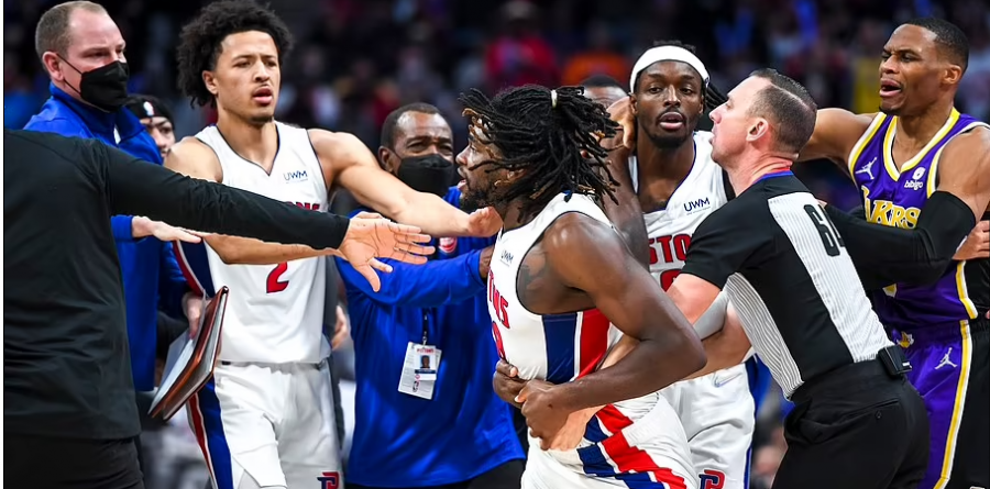 Kaos në NBA, James u përjashtua nga loja pasi goditi me bërryl në fytyrë lojtarin e Detroit