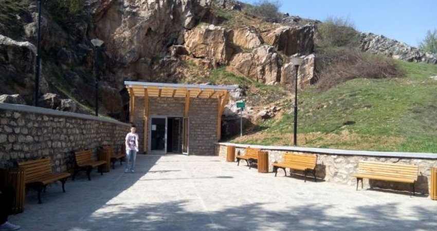Ndalohet mbajtja e tubimeve elektorale në hapësirat e “Shpellës së Gadimes”