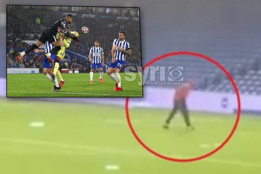 VIDEO/ Përplasja me portierin e la me pasoja, mbrojtësi i Arsenal kërkon dhëmbin në fushë