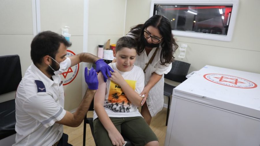 Tre doza vaksine me detyrim: Izraeli shkon ca më larg se shumica e shteteve