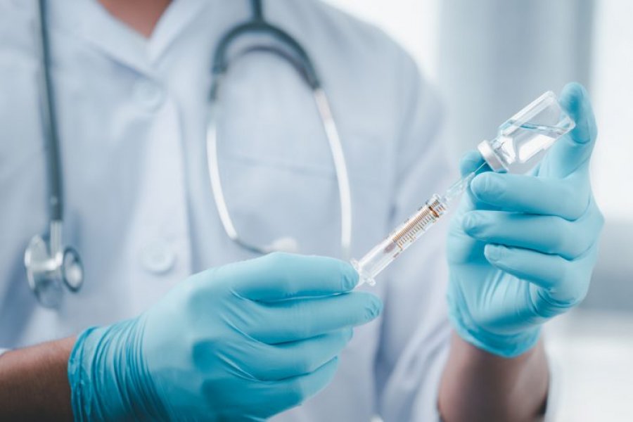 Studimi: Sa e sigurt është të marrësh vaksinën kundër Covid dhe gripit në të njëjtën kohë?
