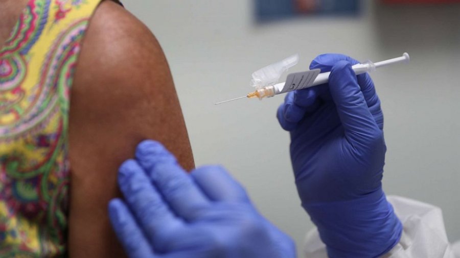 Disa shtete të BE japin dozat përforcuese të vaksinës, pritet reagimi i EMA