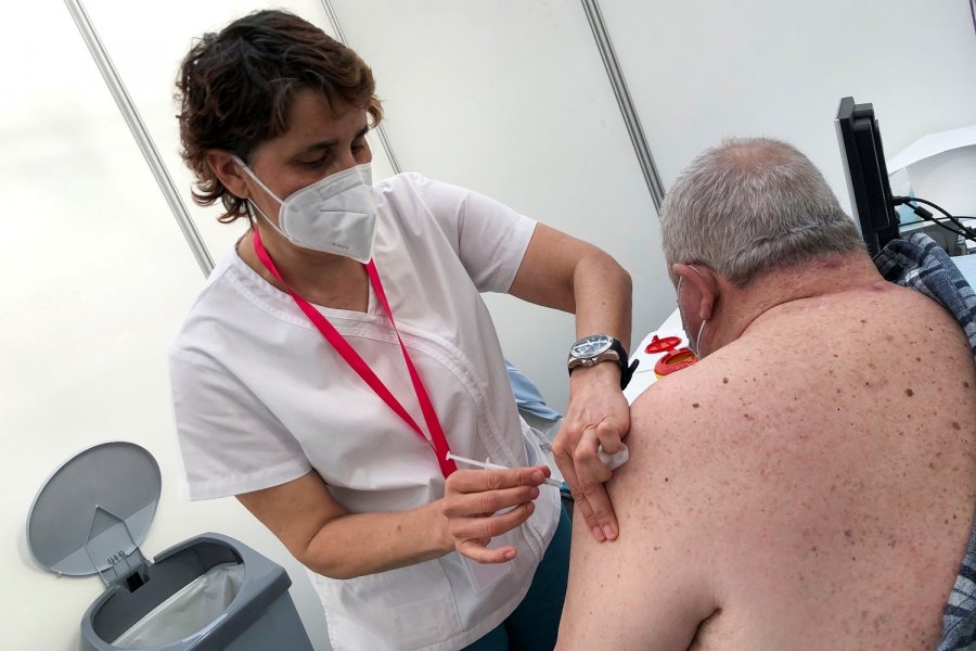 Portugalia vendos t'i japë dozën e tretë të vaksinës, moshave mbi 65 vjeç