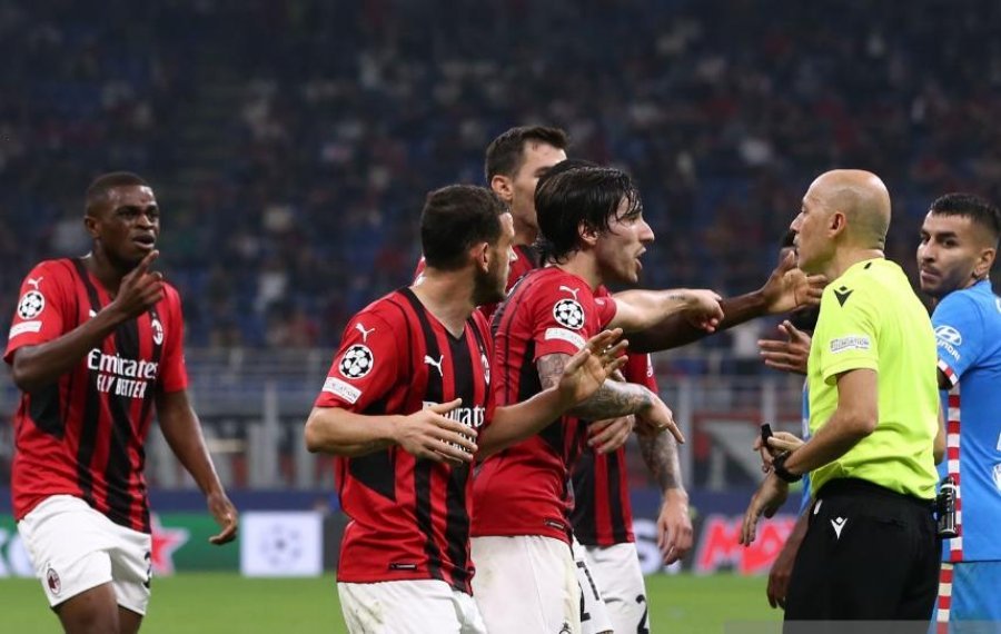 UEFA 'tërbon' Milanin me vendimin për Cakir, arbitri turk 'gradohet' në vend që të dënohet