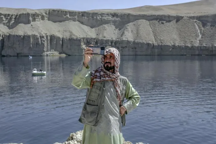 Bluja e mahnitshme e liqeneve: Turistët rikthehen në 'Grand Canyon' të Afganistanit 