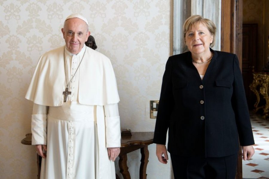 Angela Merkel në një vizitë lamtumire te Papa Françesku