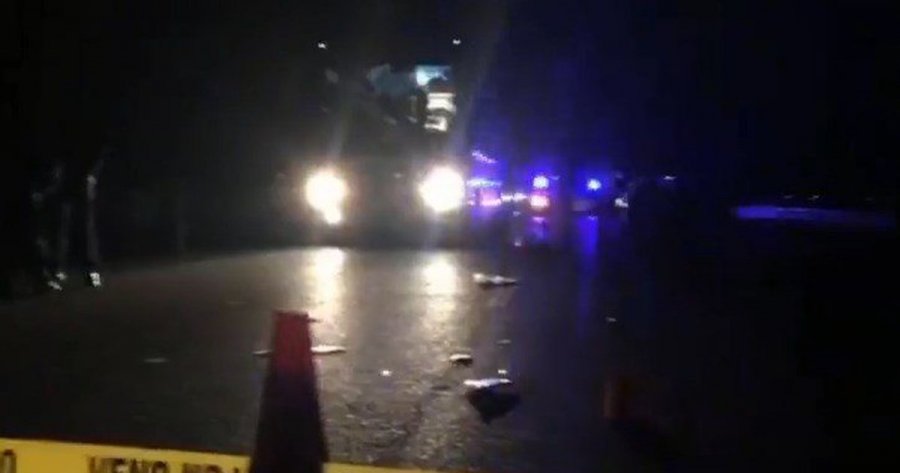 Përmbyset kamioni në Tiranë-Durrës/ Nxirret shoferi, bllokohet lëvizja në autostradë