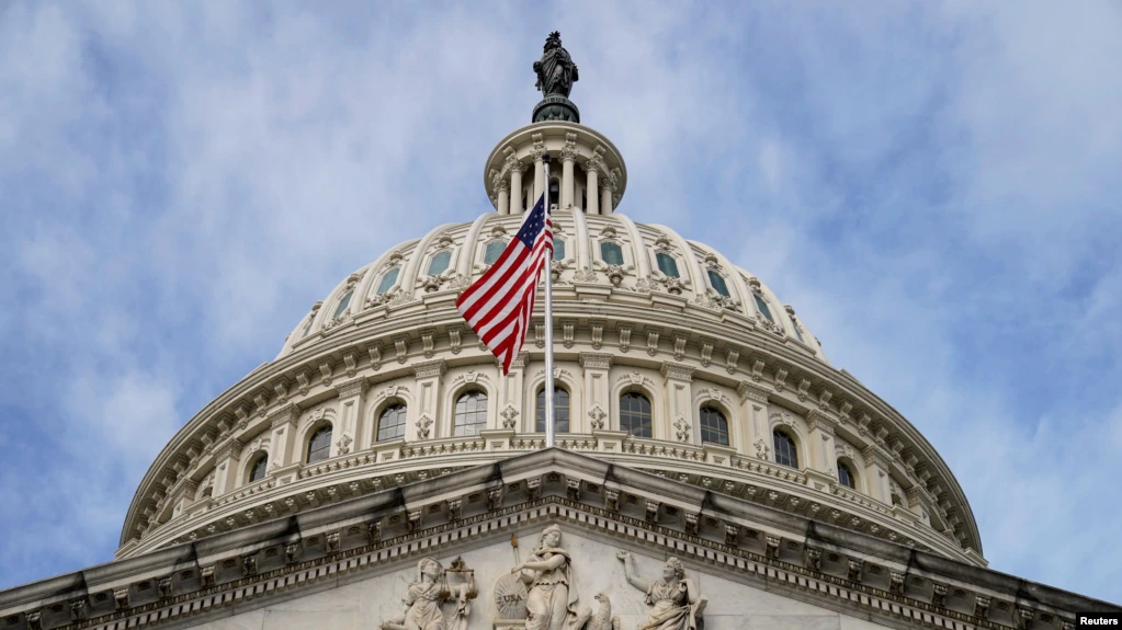 Senati miraton rritjen e tavanit të borxhit, shmang recesionin ekonomik