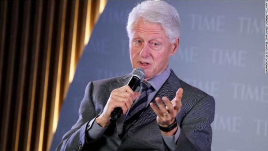 FOTO/ Ish-presidenti Bill Clinton shtrohet në spital, Hillary shihet e shqetësuar për shëndetin e të shoqit