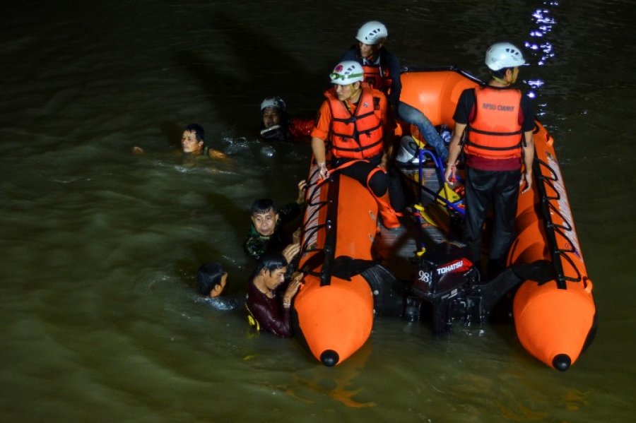 Tragjedi në Indonezi, mbyten në lumë 11 fëmijë gjatë një ekskursioni me shkollën