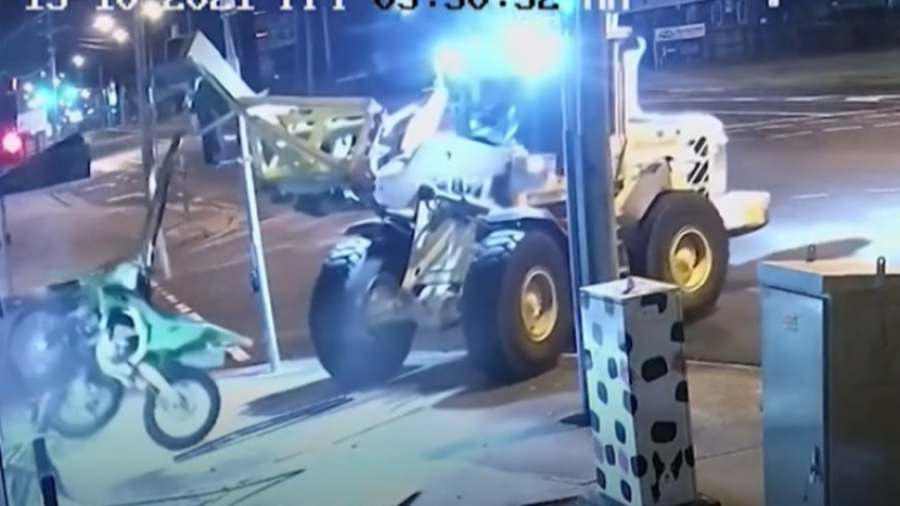 Hajduti në Australi theu xhamat e një dyqani me ngarkuesin e një traktori dhe vodhi dy motoçikleta