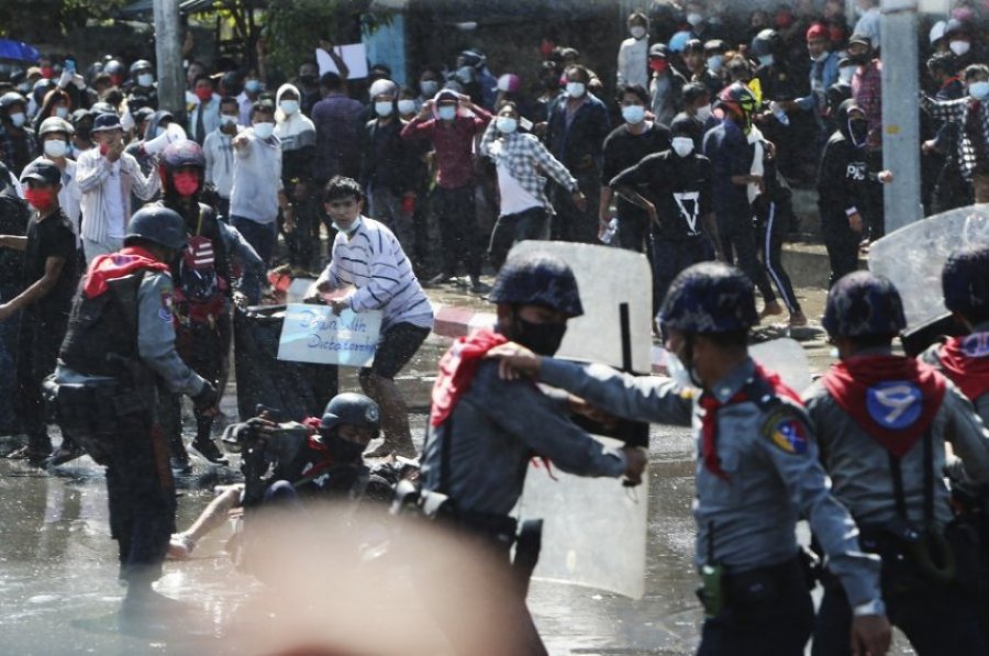 Birmania do të lirojë 5000 persona që u burgosën për protestat kundër grushtit të shtetit