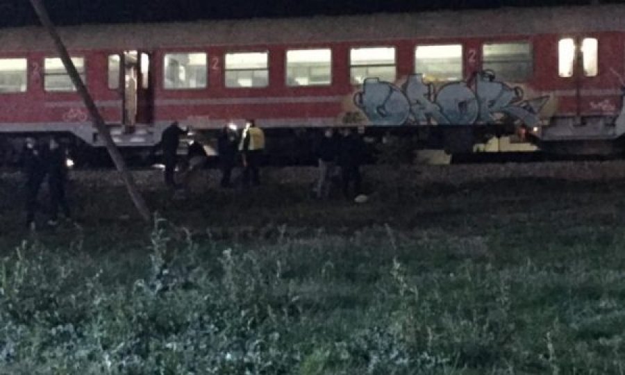 Treni përplas një person në Pejë, viktima ishte shtrirë në shina