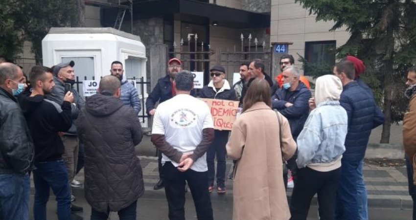 Një 'grusht' qytetarësh protestojnë kundër vaksinimit