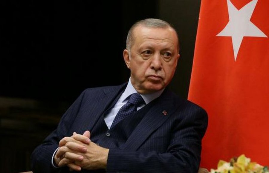 ‘Do tregohen më të kujdesshëm’/ Erdogan tërhiqet nga paralajmërimi për dëbimin e ambasadorëve