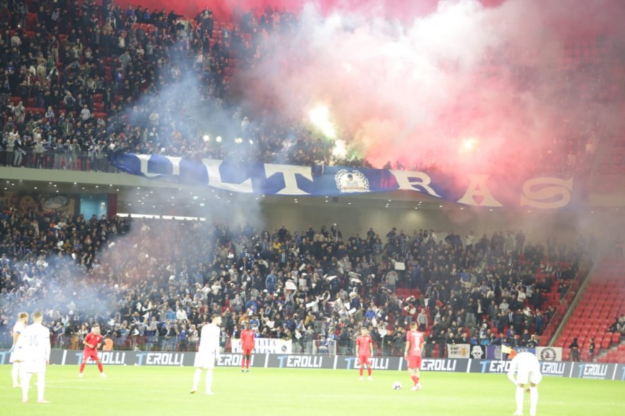 FOTO/ Rikthimi i tifozëve në stadium, ja çfarë atmosfere krijohet në ‘Air Albania’