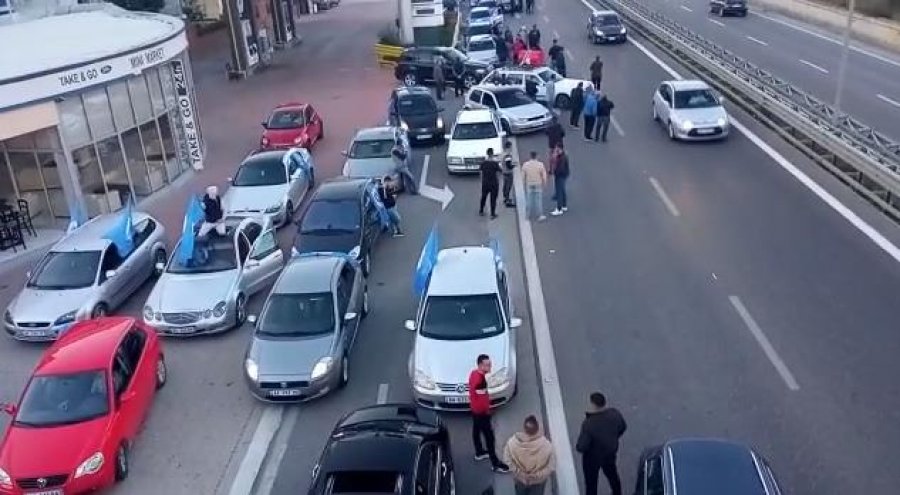 'Pritë' në disa pika të autostradës/ Mijëra qytetarë në pritje të Sali Berishës në Kavajë