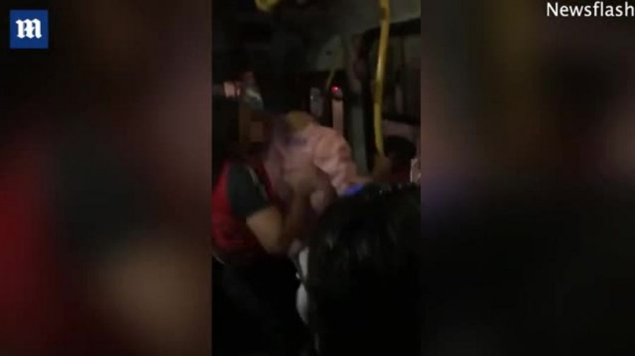 VIDEO/ Maniaku e pëson keq në autobus, ngacmoi vajzën e gabuar