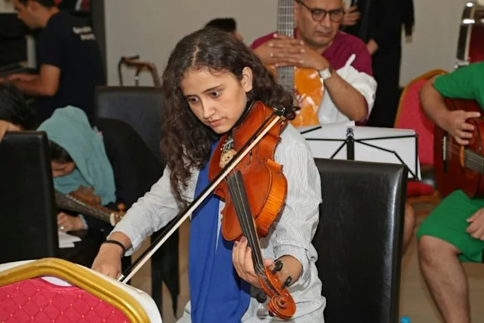 Orkestra e vajzave afgane e mban gjallë muzikën në mërgim