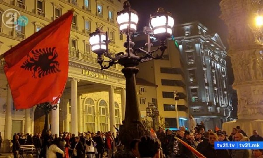 VMRO deklaron fitoren, valëvitet edhe flamuri shqiptar në Shkup