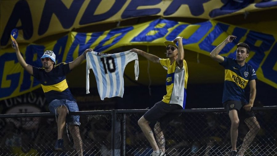 FOTO+VIDEO/ Lotë dhe koreografi gjigante në Bombonera, Boca homazhe në nder të ditëlindjes së 61-të të Maradonës