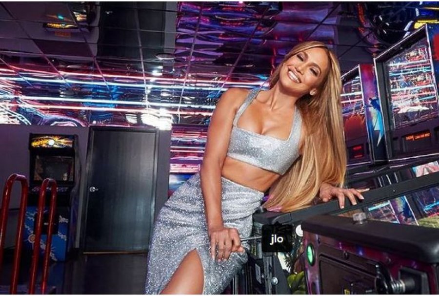 Jennifer Lopez magjepsi në një kombinim vezullues duke prezantuar çizmet e reja 'DSW'