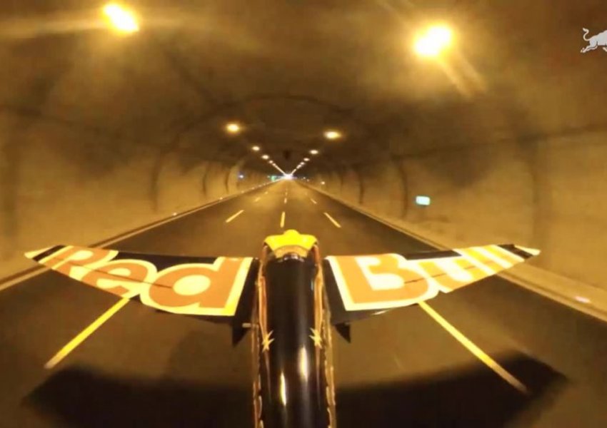 Piloti guximtar fluturon me avion përgjatë 2 tuneleve në Turqi