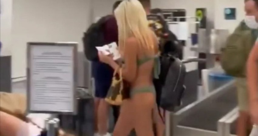 Vajza shfaqet në aeroport vetëm me bikini