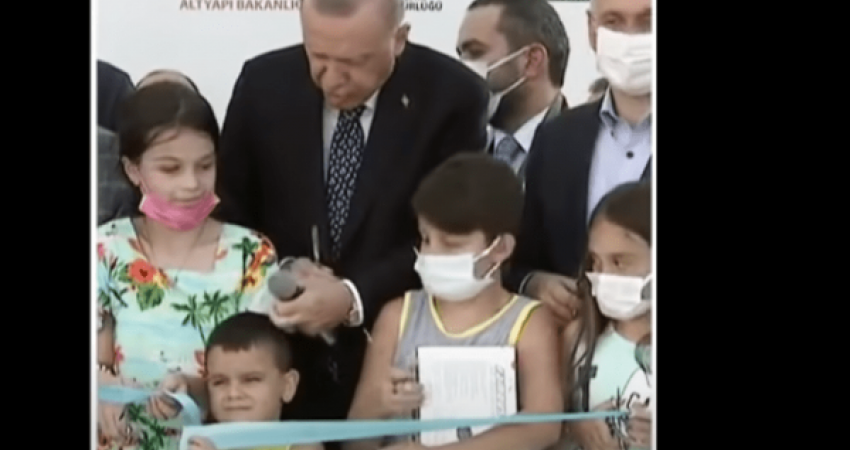 Erdogani e godet vogëlushin në kokë, e preu para tij shiritin e inagurimit
