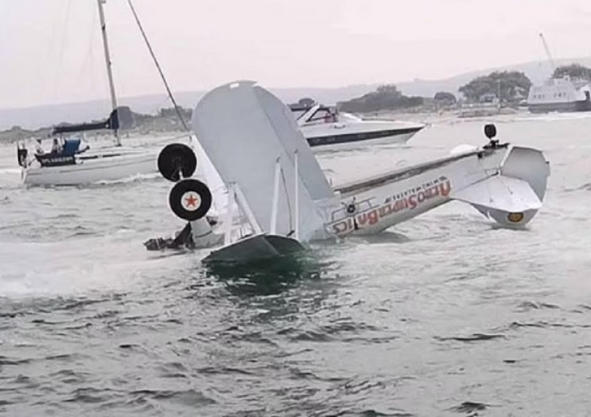 VIDEO/ Avioni rrëzohet në ujë, piloti bën mrekullinë