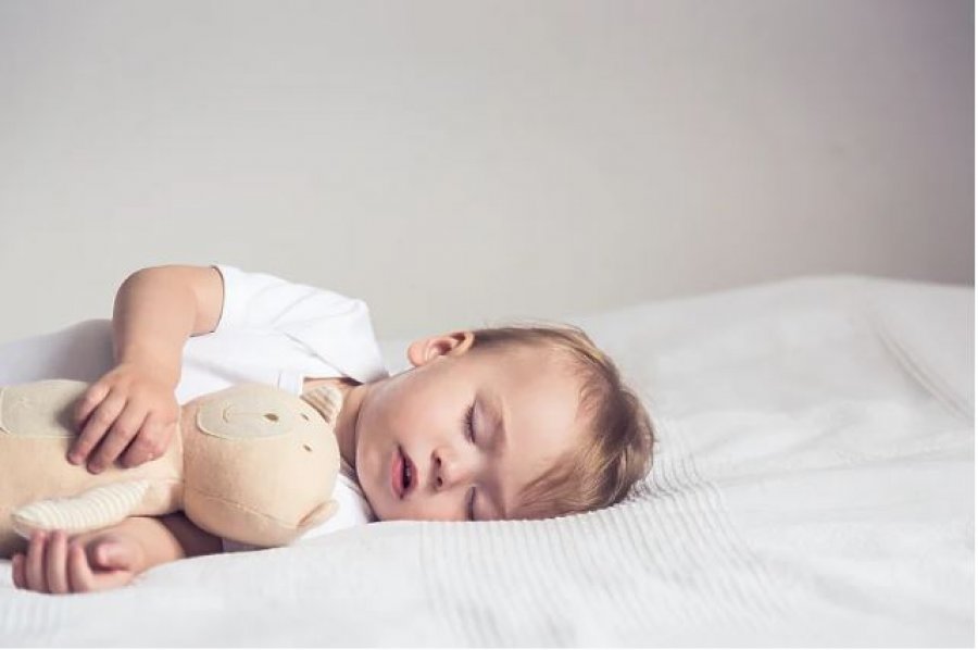 Sa duhet të flejë një fëmijë gjatë ditës?