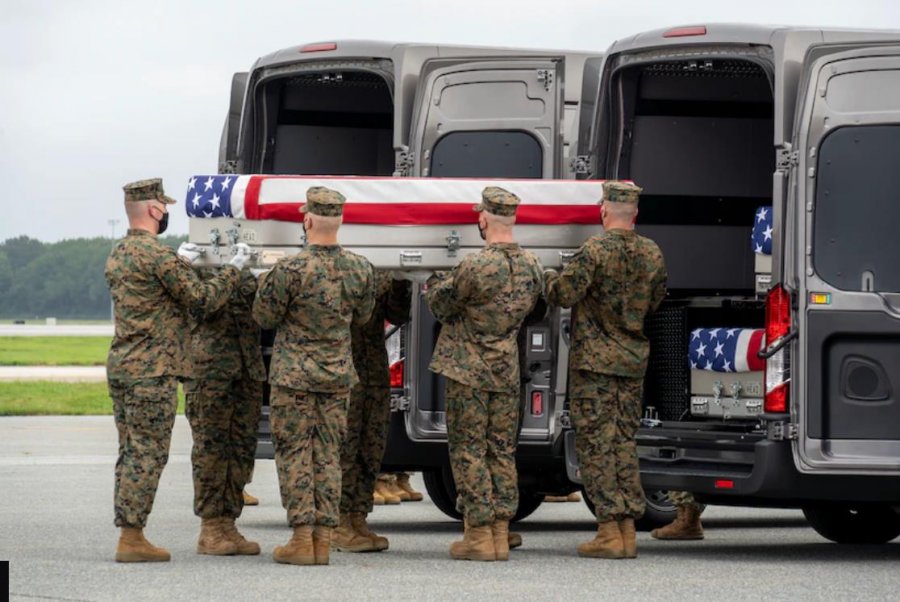 Nëna e marinsit të vrarë fton Donald Trump në varrimin e tij