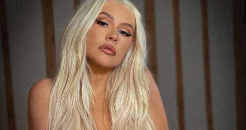 Christina Aguilera pozon ‘topless’ për të rikrijuar kopertinën e albumit ‘Stripped’