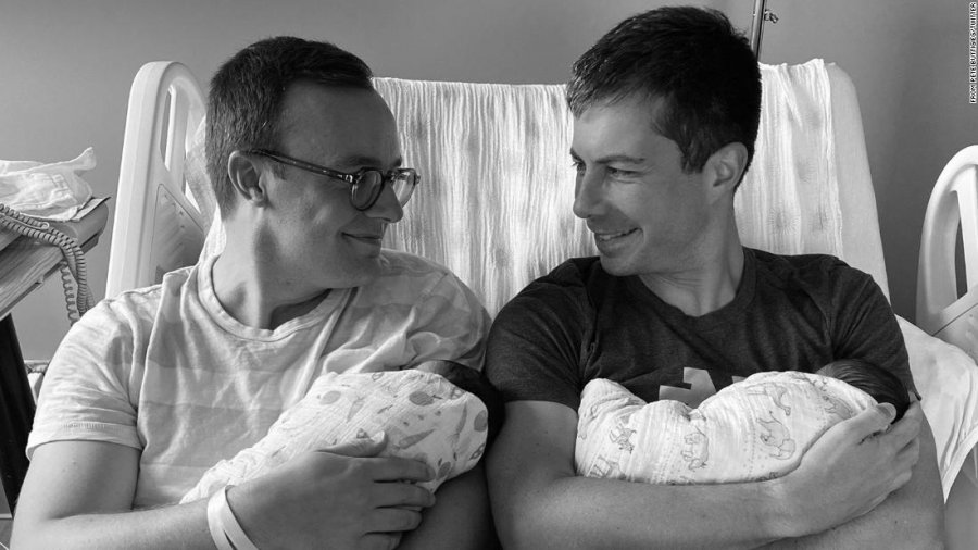 Sekretari amerikan dhe bashkëshorti i tij njoftojnë për lindjen e fëmijëve të tyre binjakë