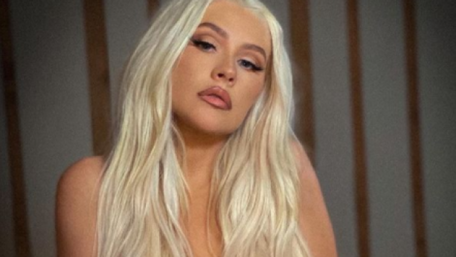 Christina Aguilera më s*ksi se kurrë, pozon 'topless' në kopertinën e albumit ‘Stripped’