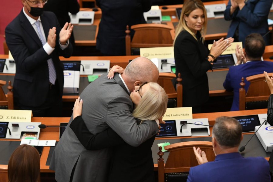 Lindita Nikolla zgjidhet kryetare e Parlamentit, ja deputetët që nuk e votuan