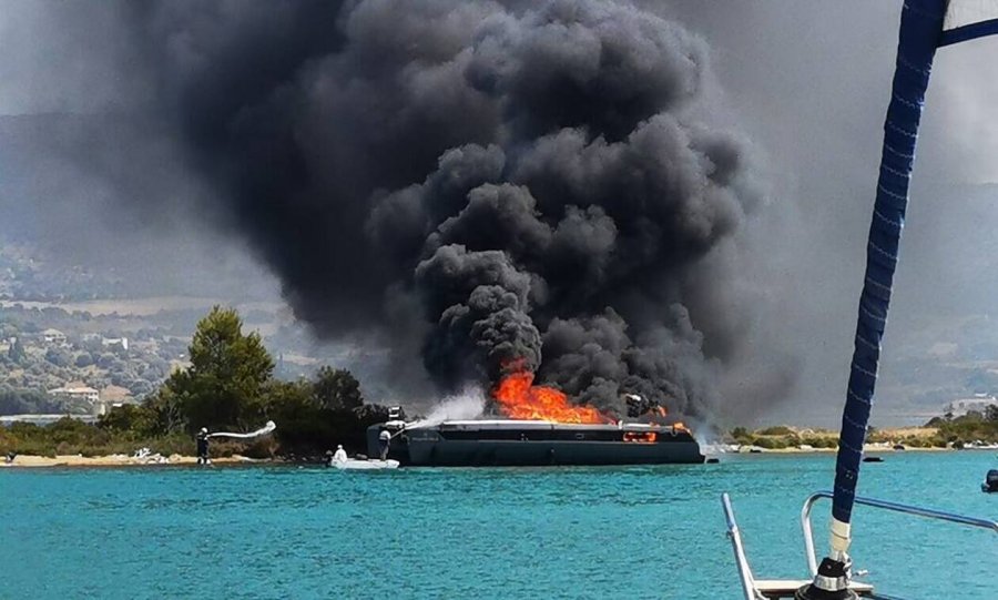 Lefkada: Një jaht përfshihet nga flakët - Video tronditëse