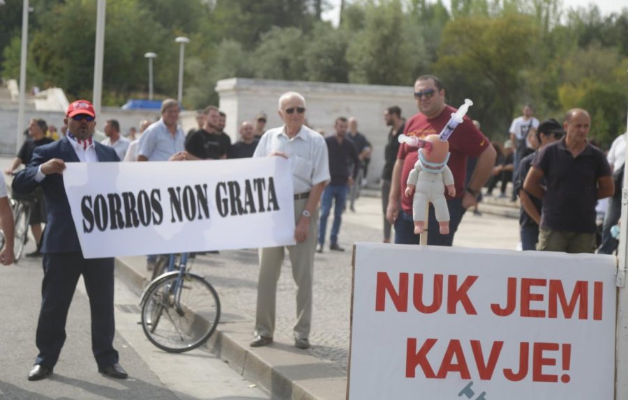 VIDEO/ Protestë në Tiranë kundër vaksinimit me detyrim: Poshtë diktatura