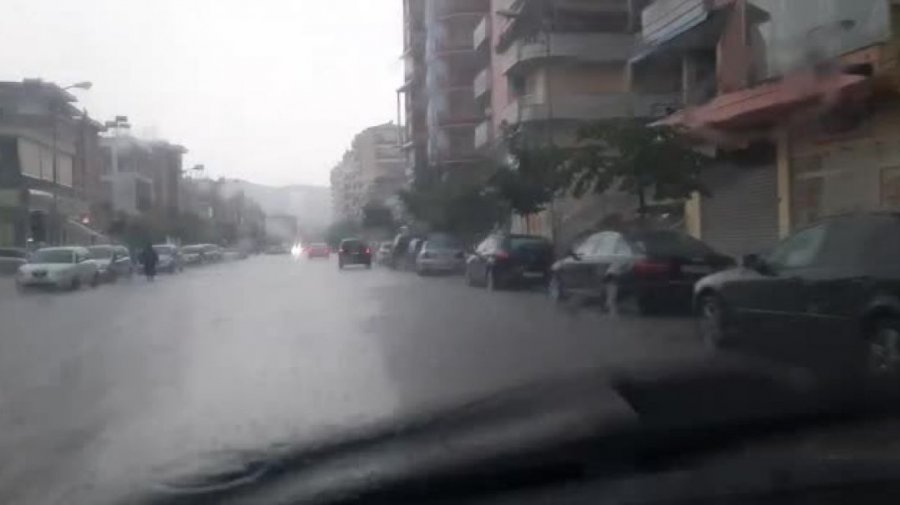 VIDEO/ Shiu i parë i shtatorit përmbyt Vlorën