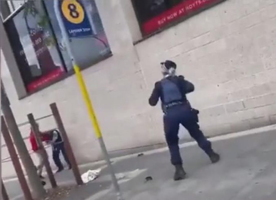 VIDEO e rëndë/ I kërkoi të zbatonte rregullat anti-covid, burri rreh brutalisht policen