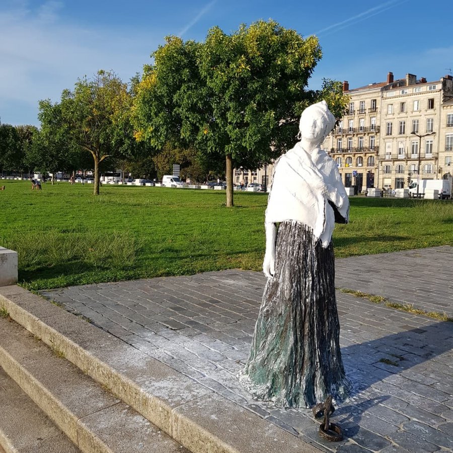 Francë: Statuja e skllaves lyhet me bojë të bardhë, sulm i qartë racist