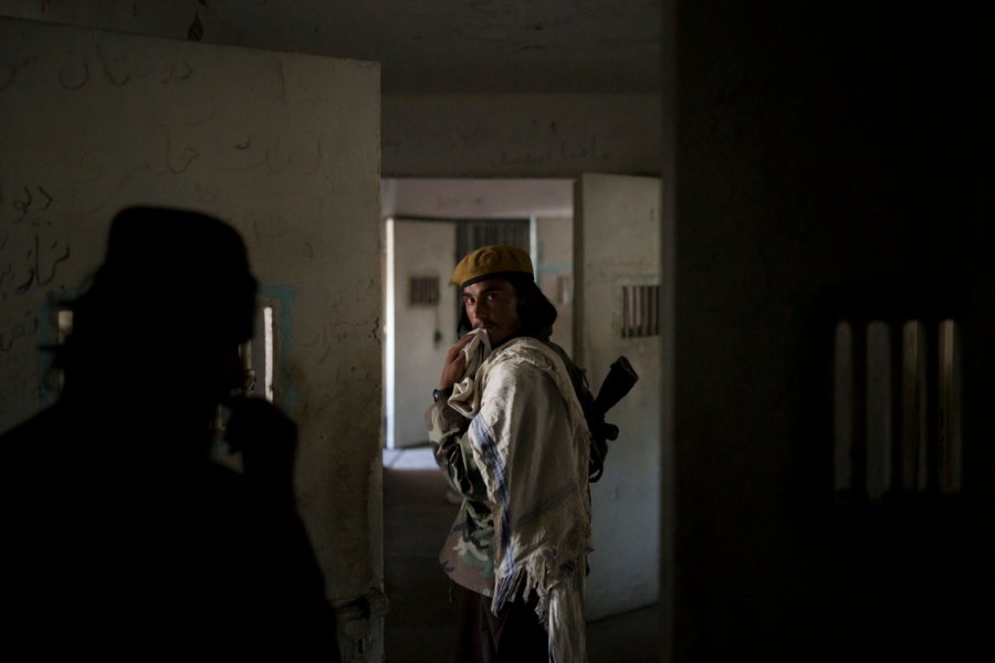 FOTO: Talebanët vizitojnë burgun në të cilin ishin burgosur për vite me radhë