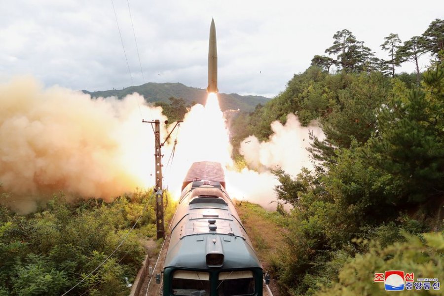 Koreja e Veriut teston një sistem të ri raketash hekurudhore, për të goditur ‘kërcënuesit’