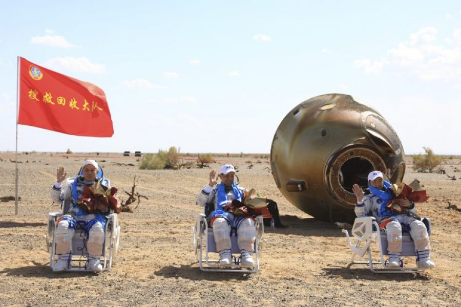 Tre astronautë kinezë u kthyen në Tokë sot pas një qëndrimi 90-ditor në stacionin e parë hapësinor të vendit të tyre