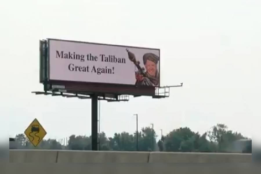 Amerikanët tallen me Biden/ E veshin si taleban me sloganin ‘Making Taliban Great Again’