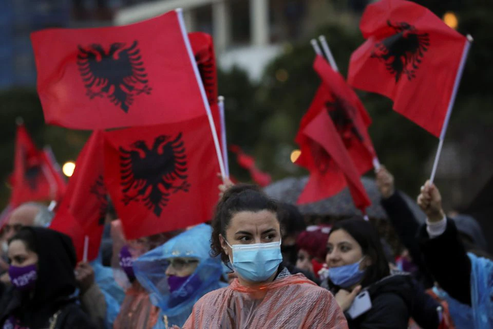 Reuters: Shqipëria voton qeverinë e saj të parë të dominuar nga femrat