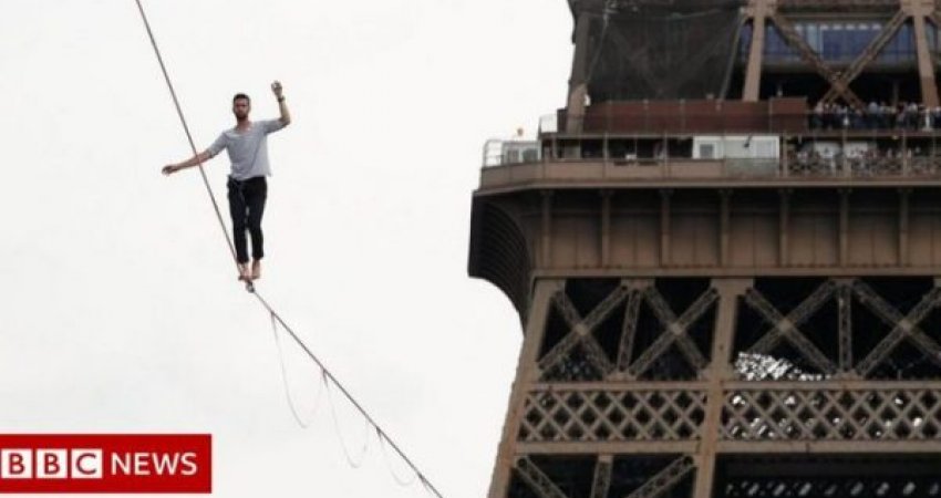 Akrobati lë pa fjalë parizienët, ecën mbi litar në lartësi prej 70 metrash