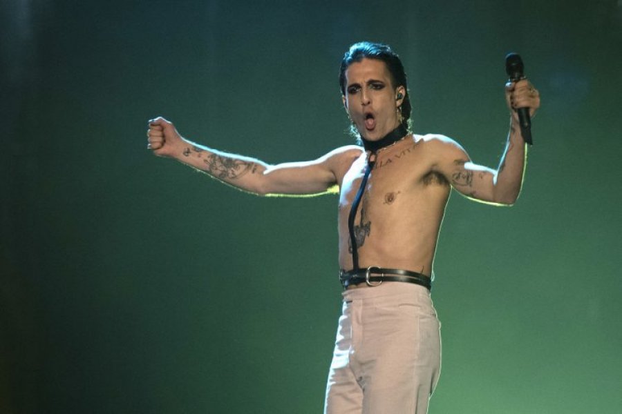 FOTO/ Grupi i Maneskin tejkalon kufinjtë: Basistja performon topless