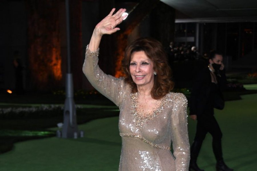 Në dekadën e nëntë, Sofia Loren eci në tapetin e kuq dhe sytë të gjithë nga ajo